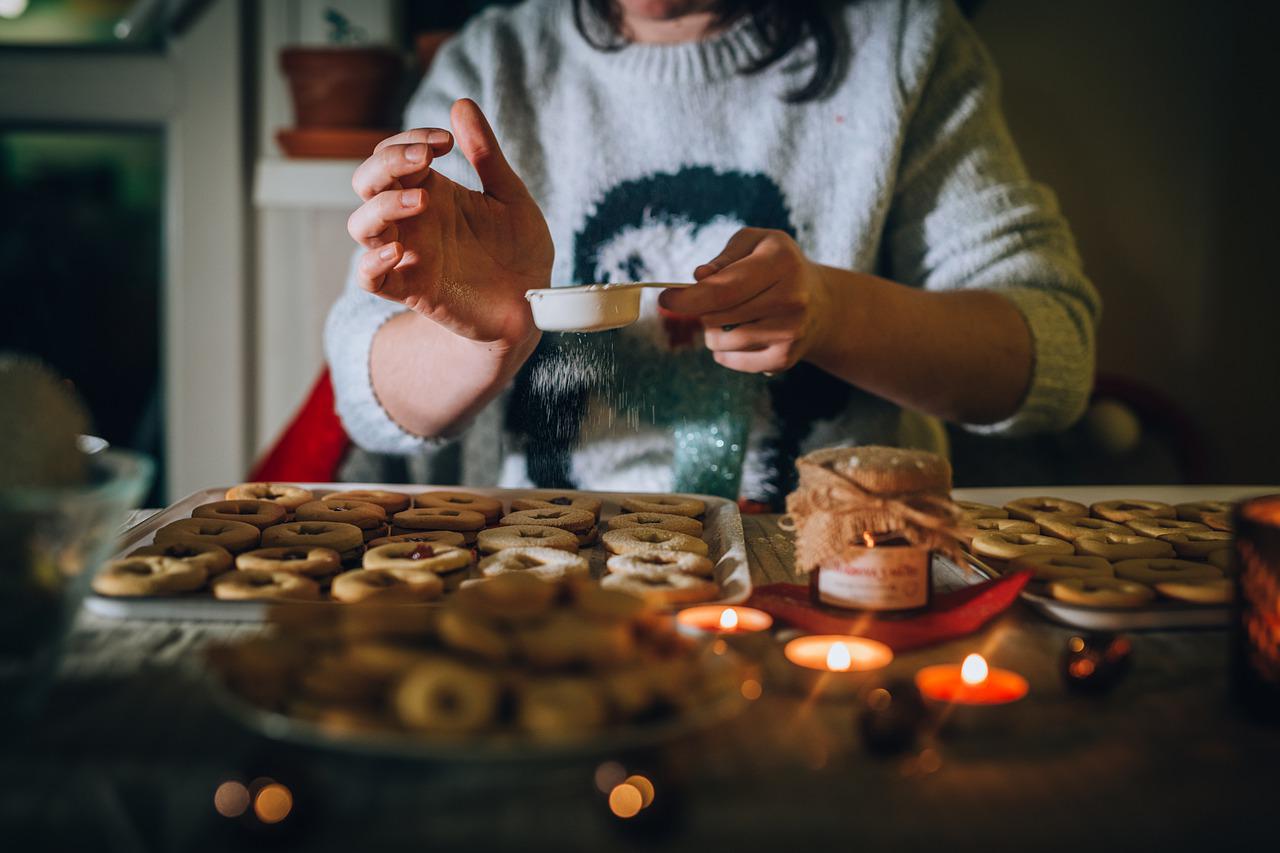 personne qui cuisine seule